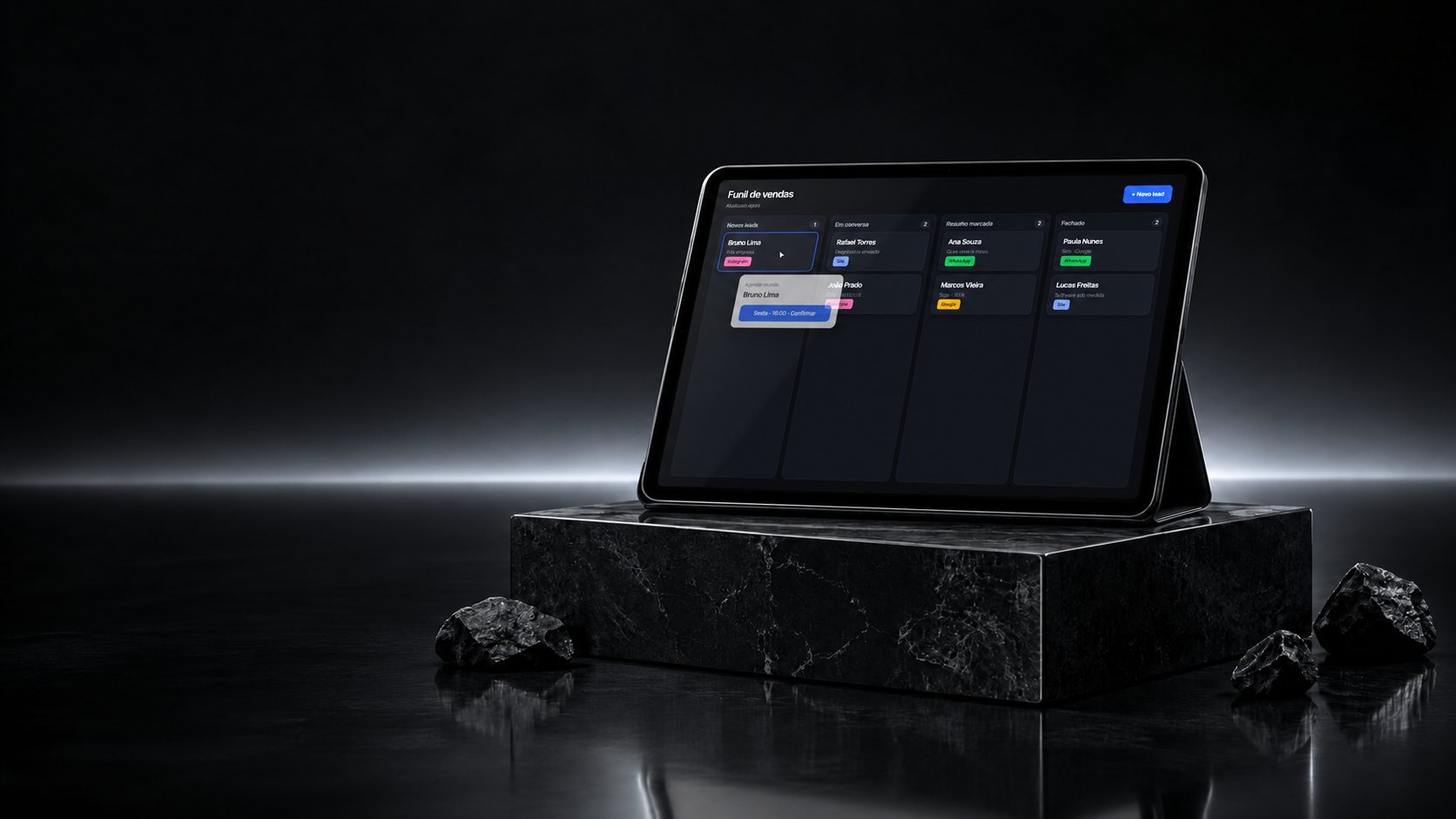 Tablet com funil de vendas recebendo novos leads